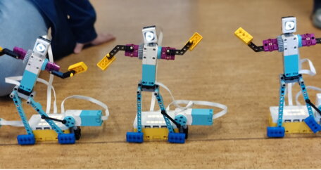 Naši programátoři z 8.B učí tančit roboty